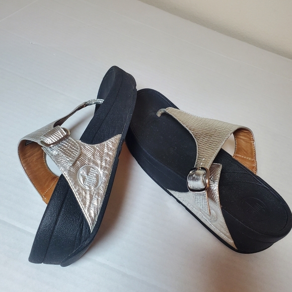 FitFlop The Shiny Silver Reptile Thong Flip Flops Sandals 350-011 Womens SZ 7 - Picture 4 of 9